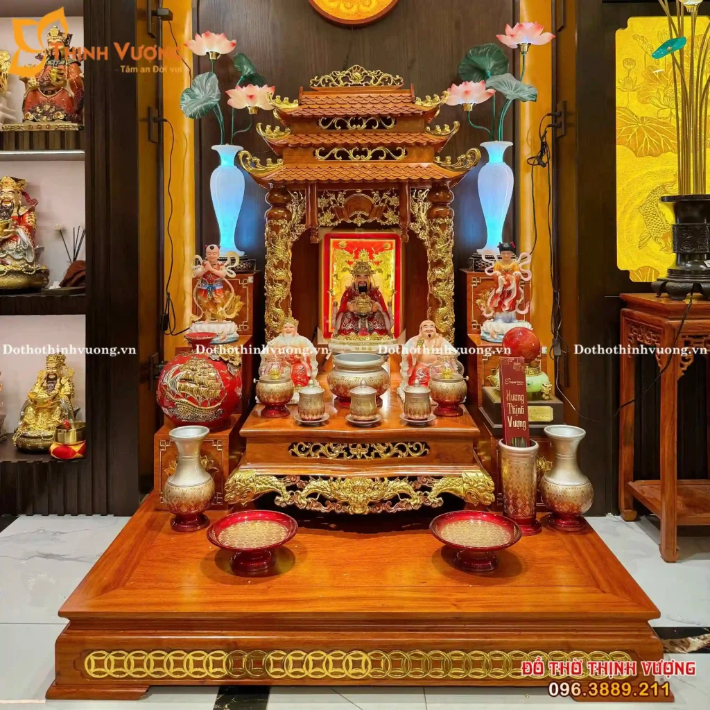 Bộ Ban Thờ Thần Tài 3 Mái Gỗ Hương Dát Vàng + Đồng Hoa Văn Đỏ Vẽ Gấm